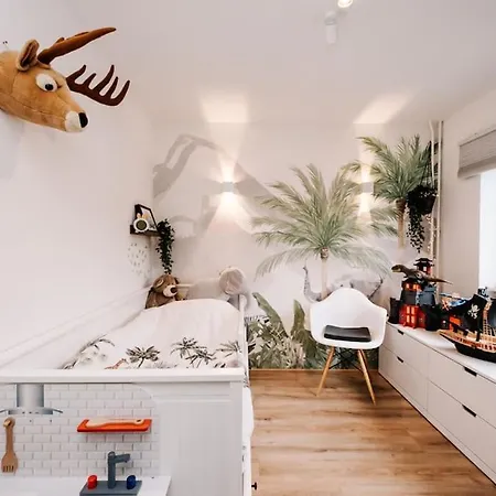 Fantastic Family Home, Garden And Free Parking *