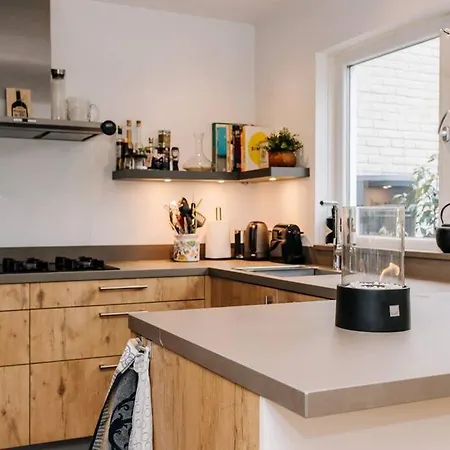 Fantastic Family Home, Garden And Free Parking Villa