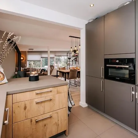 Fantastic Family Home, Garden And Free Parking