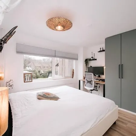 Fantastic Family Home, Garden And Free Parking