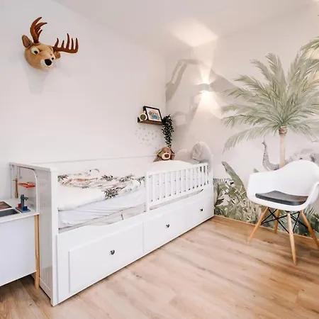 فيلة Fantastic Family Home, Garden And Free Parking