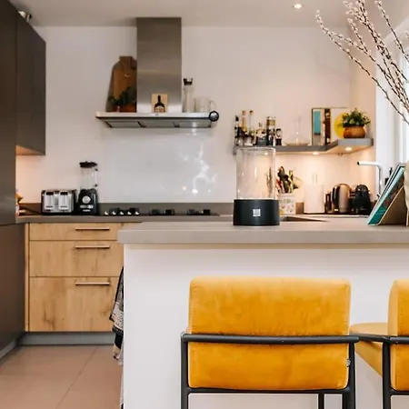 Fantastic Family Home, Garden And Free Parking