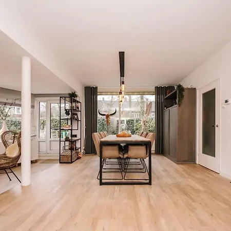 Fantastic Family Home, Garden And Free Parking Villa